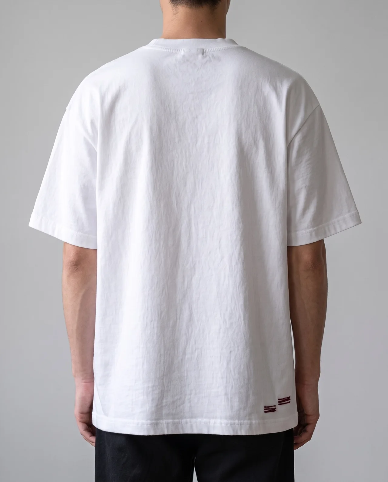 Entwurfsbild: weißes Shirt von hinten, zwei kleine handgestickte Balken am Saum